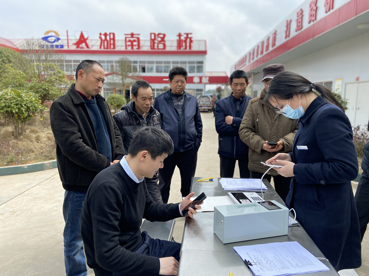 2 2021年3月12日项目部特邀请银行工作人员现场为农民工兄弟办理工资卡.jpg